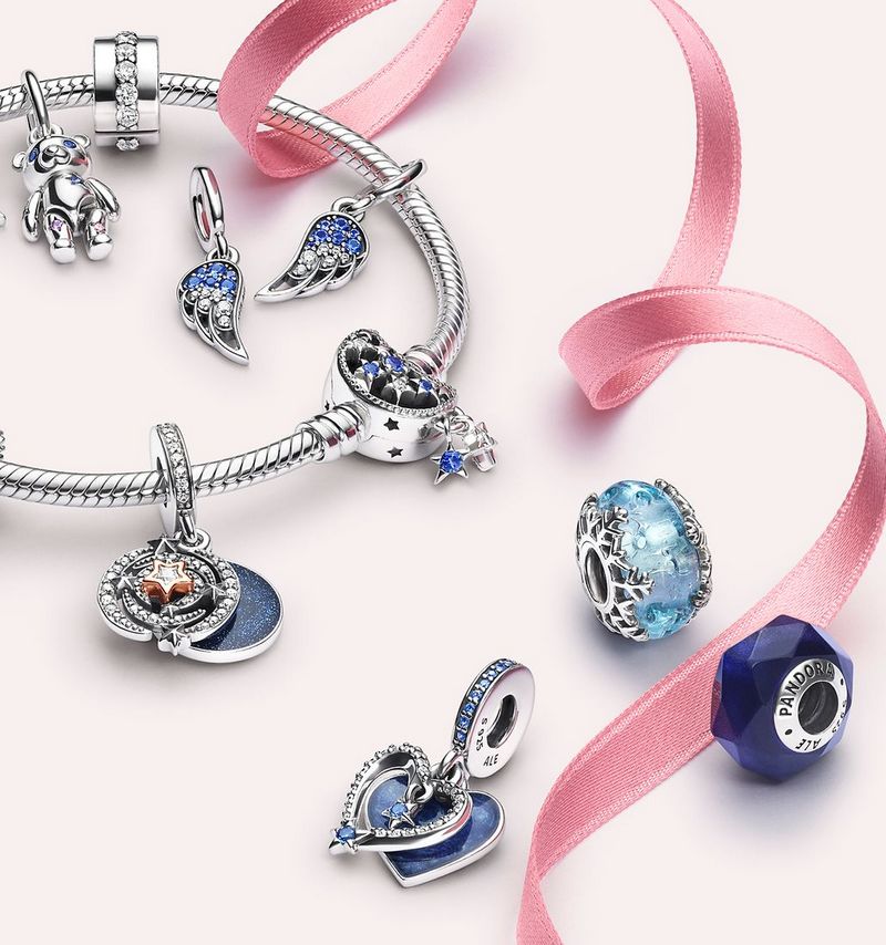 Gioielli Pandora, charm, anelli, orecchini e collane.